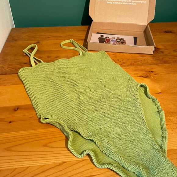 Youswim One Piece Pose - Picture 3 of 9